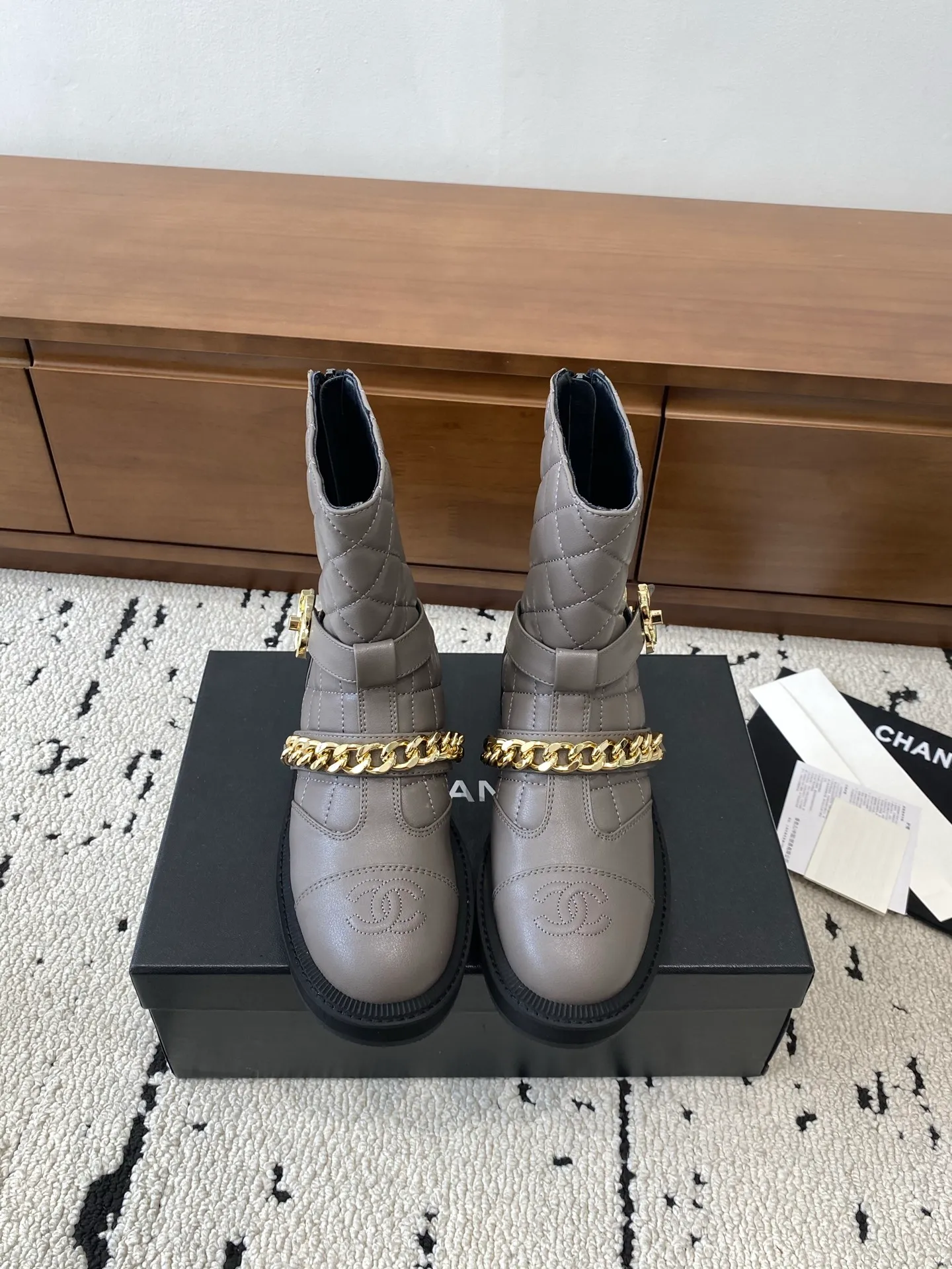 👟👟Ex-factory price 700👟👟 High version🍀 CHANEL 2025s autumn and winter series short boots, made of imported cowhide, with an additional height of 5cm to show leg length. Chanel's classic rhombus is used on the boot shaft, which Xiao Meimei particularly likes. This is Chanel's most popular style this autumn and winter. In addition, the entire boot shaft is equipped with a classic chain and school bag buckle. It is made of full-grain cowhide and uses a rear zipper. It is easy to put on the foot and super comfortable. It is a must-have for this autumn and winter. 🔴 Upper material: imported cowhide leather with anti-rust metal chain ❤︎ Consistently authentic ❤︎ Outsole: original Italian anti-slip rubber outsole Number of yards: 35-40 (40 is custom-made, non-refundable and non-exchangeable) Buy now 👉 Buy now 👉 Buy now 👉 Buy now 👉 Buy now 👉 Buy now 👉 Buy now 👉 Buy now 👉 Buy now 👉 Buy now 👉